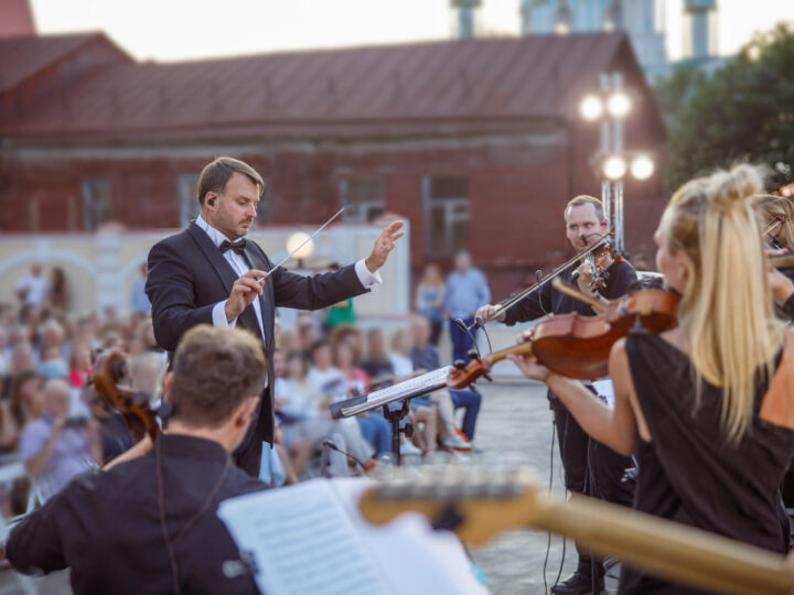 Koncert na torach: Grudziądzka Orkiestra Dęta zaskoczyła koncertem w tramwaju