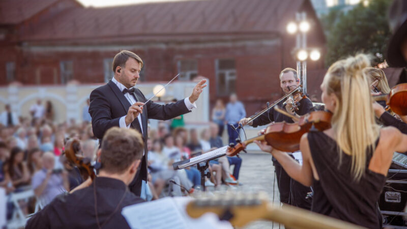 Koncert na torach: Grudziądzka Orkiestra Dęta zaskoczyła koncertem w tramwaju