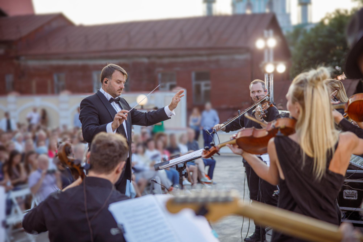 Koncert na torach: Grudziądzka Orkiestra Dęta zaskoczyła koncertem w tramwaju