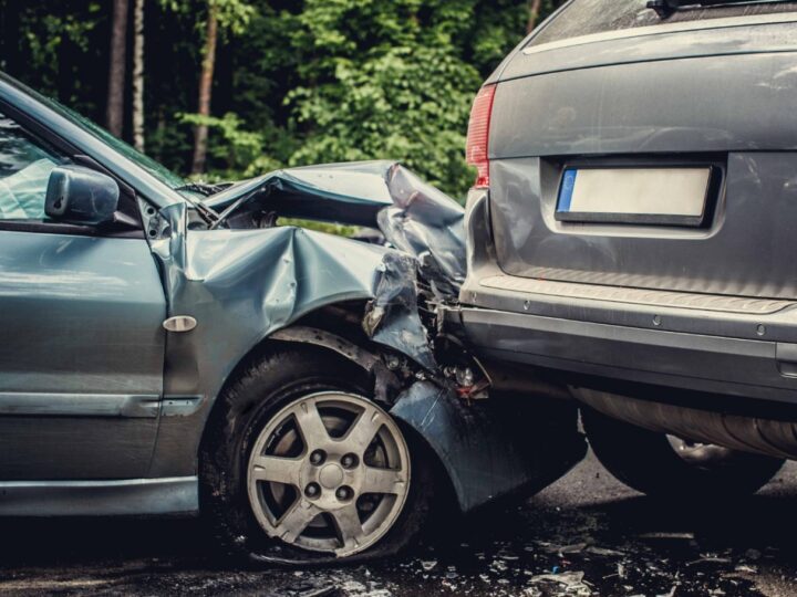 Bezpośrednia relacja o kolizji dwóch pojazdów na skrzyżowaniu w Grudziądzu