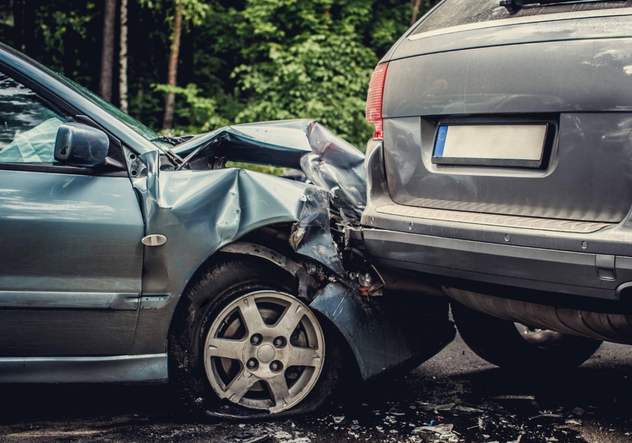 Bezpośrednia relacja o kolizji dwóch pojazdów na skrzyżowaniu w Grudziądzu