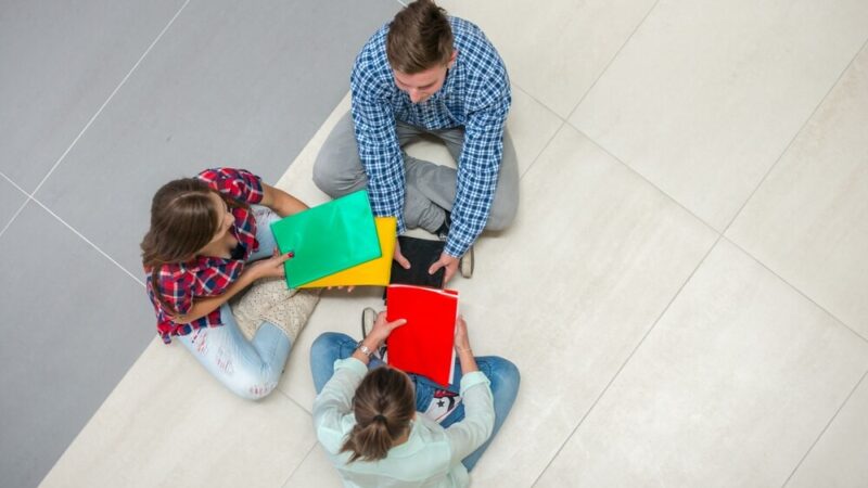 Przedszkolaki z Radzynia Chełmińskiego sadzą drzewka: tradycja i miłość do natury!