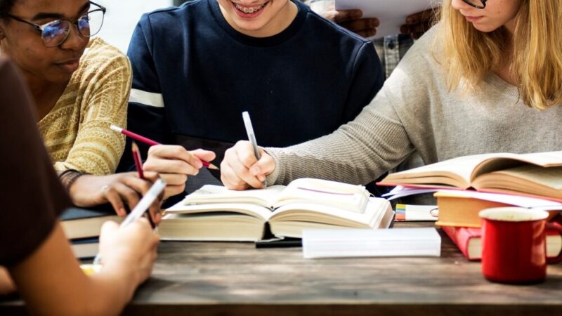 Młodzież z Radzynia Chełmińskiego zdobywa wiedzę o prawie i bezpieczeństwie w sieci