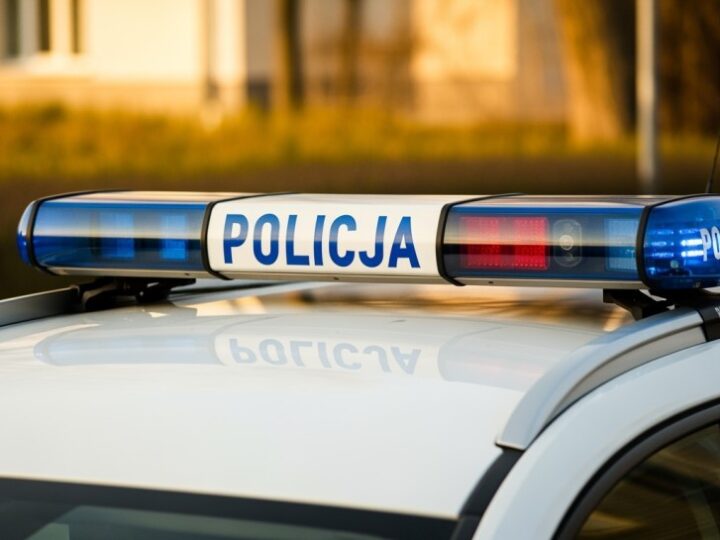 Uczniowie „Spinakera” przekazali maskotki policji dla poszkodowanych dzieci