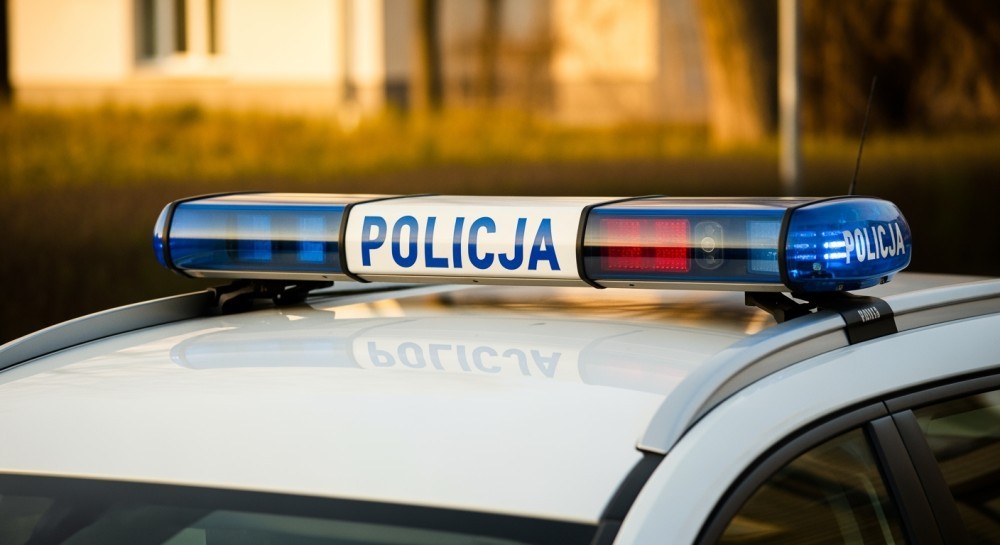 Uczniowie „Spinakera” przekazali maskotki policji dla poszkodowanych dzieci