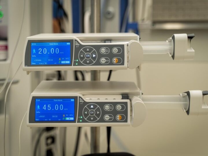 Bezpieczeństwo na drodze – policjant w ZSE edukuje młodzież