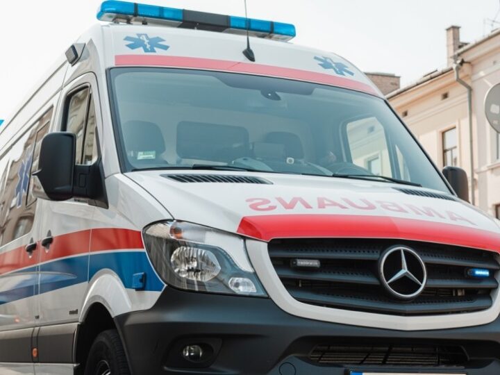 Strażnicy miejscy uczą pierwszej pomocy na WOŚP w Szkole Podstawowej nr 21