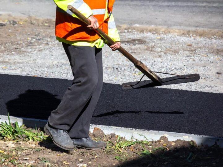 Zimowe wyzwania w Grudziądzu: intensywne prace na przystankach komunikacyjnych w pełnym toku