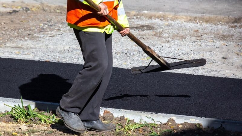 Zimowe wyzwania w Grudziądzu: intensywne prace na przystankach komunikacyjnych w pełnym toku