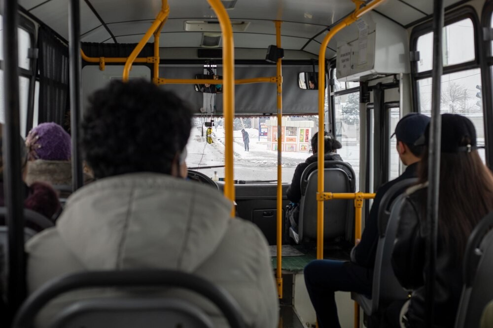 Mroźne dni: Jak autobusy radzą sobie z ekstremalnym zimnem