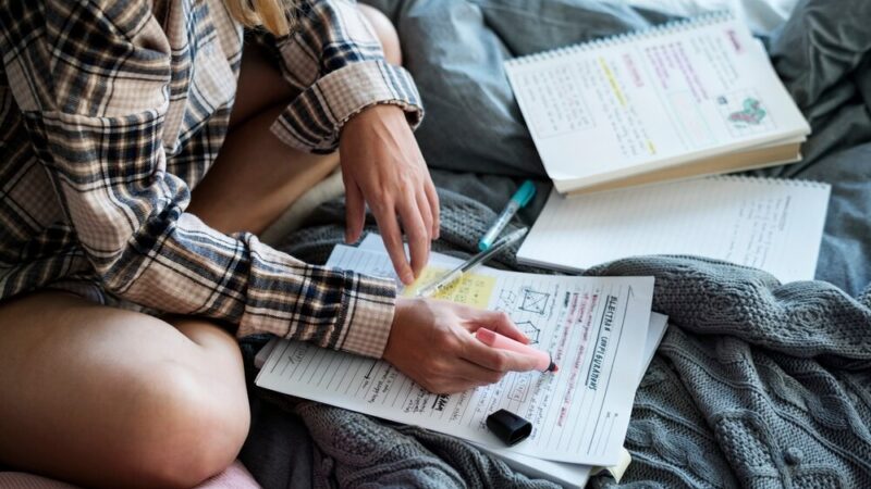 Młodzież w szkole uczy się o cyberprzemocy i prawnych konsekwencjach działań w sieci