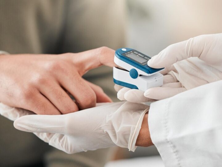 Seniorzy zdobywają umiejętności ratujące życie: warsztaty pierwszej pomocy w Grudziądzu