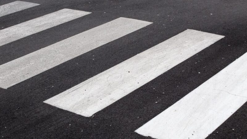 Sople lodu z dachów – niebezpieczeństwo dla pieszych!