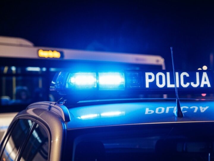 Trzy osoby z listów gończych w rękach grudziądzkich policjantów