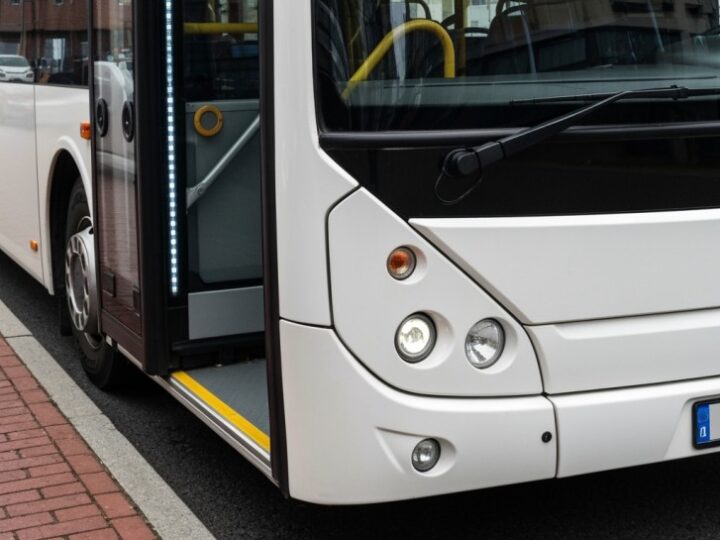 Zimowe zasady w komunikacji: korzystaj tylko ze środkowych drzwi!