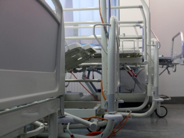 Dzieci zdobywają wiedzę o pierwszej pomocy w Kinie Helios z policjantem Skowrońskim