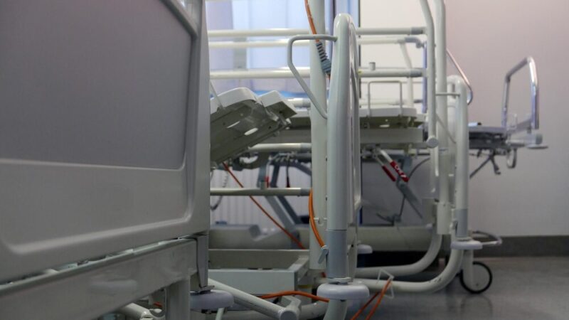 Dzieci zdobywają wiedzę o pierwszej pomocy w Kinie Helios z policjantem Skowrońskim