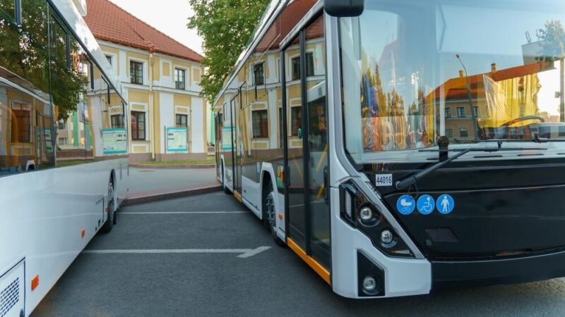Grudziądz zyskuje nowe niskoemisyjne autobusy – kluczyki przekazane operatorowi
