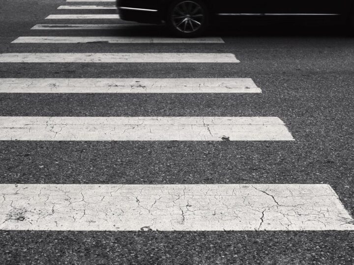 Bezpieczni na drogach: kluczowe zasady dla pieszych