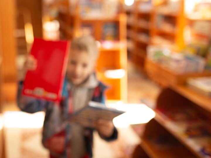 Policyjna musztra w klasie mundurowej: uczniowie w praktyce uczą się dyscypliny i współpracy