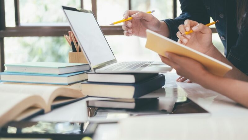 Bezpłatne szkolenia cyfrowe dla seniorów – zdobądź umiejętności w bezpiecznym korzystaniu z technologii!